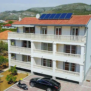 apartments-jozic.hotels-in-trogir.com/